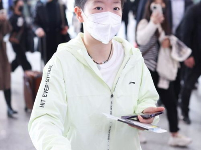 孙颖莎机场亮相，展现青春活力风采