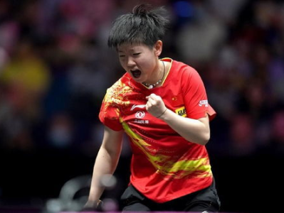 “乒坛荣耀传承：张怡宁为孙颖莎、王楚钦颁奖致敬青春力量”