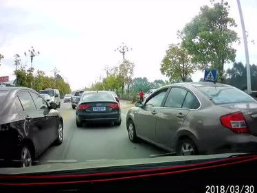 女子拍风景时拍到车祸现场