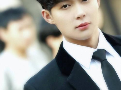 理发店里的微笑密码：费启鸣揭示人生哲理