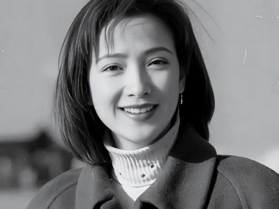 许亚军何晴儿子惊艳亮相，杂志封面引关注