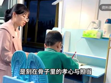 瘦子壮举：90斤儿子勇抱120斤晕倒妈妈回家